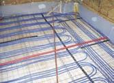 Dies ergab die Möglichkeit, mehrere hundert Quadratmeter Fußboden mit wärmespeicherndem Beton mit einer Speichermasse von 150 m 3 bzw.