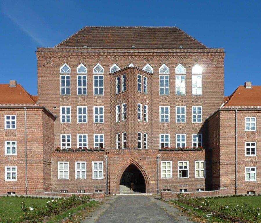 2.4 Amt 65 Amt Zentrales Immobilienmanagement Maßnahmenschwerpunkte im Zentralen Immobilienmanagement waren im Jahr 2015 die Sanierung der Erich-Kästner-Grundschule und der Lennéschule.