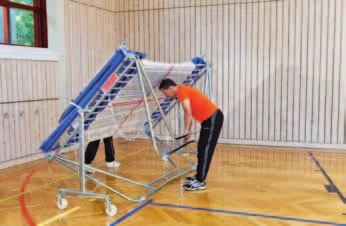 Nun kann das Trampolin in die senkrechte Position gedrückt werden.