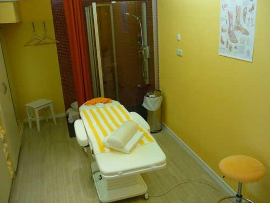Behandlungsraum "Massage" im Wellnessbereich Tür zum Behandlungsraum Behandlungsraum "Massage" im Wellnessbereich Dusche