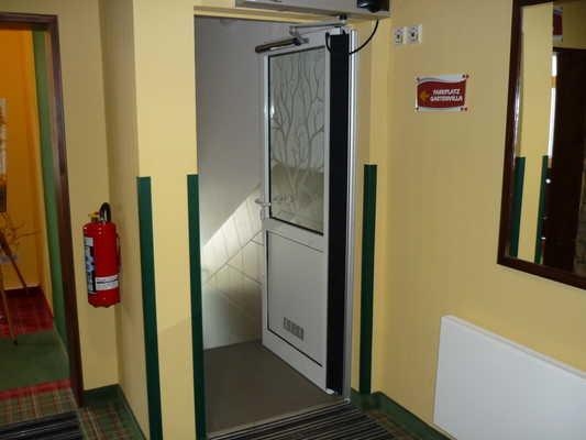 Tür gehört zu: Restaurant "Saltus" - auch Frühstück Tür wird mit eigenem Kraftaufwand geöffnet.