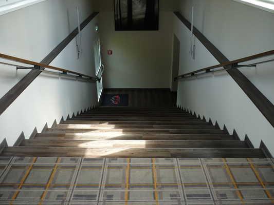Der Handlauf wird weitergeführt über eine Länge von: 50 cm Treppe direkt hinter Nebeneingang Treppe direkt