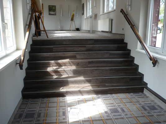 direkt hinter der Nebeneingangstür zum Hotel. Treppe mit Teppich ausgelegt.
