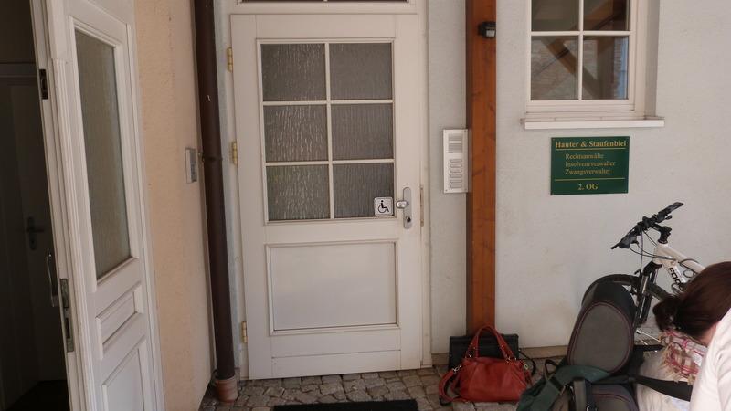 Eingangstür zum Lift Zugang hinter der Tür zum Lift Der Zugang zum Betrieb / zur