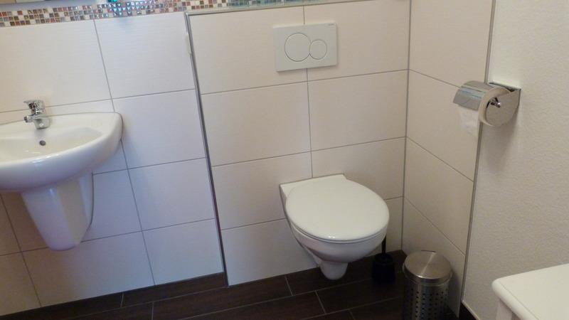 Sanitärraum zur Ferienwohnung "London" Waschbecken Dusche Toilette Tür zum Sanitärraum Der Sanitärraum gehört