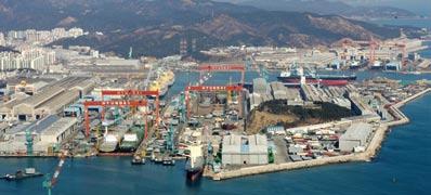 D I E W E R F T Die Santa Lorena und die Santa Luciana werden von Hyundai Heavy Industries Co., Ltd. (HHI) in Ulsan, Südkorea gebaut. Die Werft, die mit einem Marktanteil von ca.