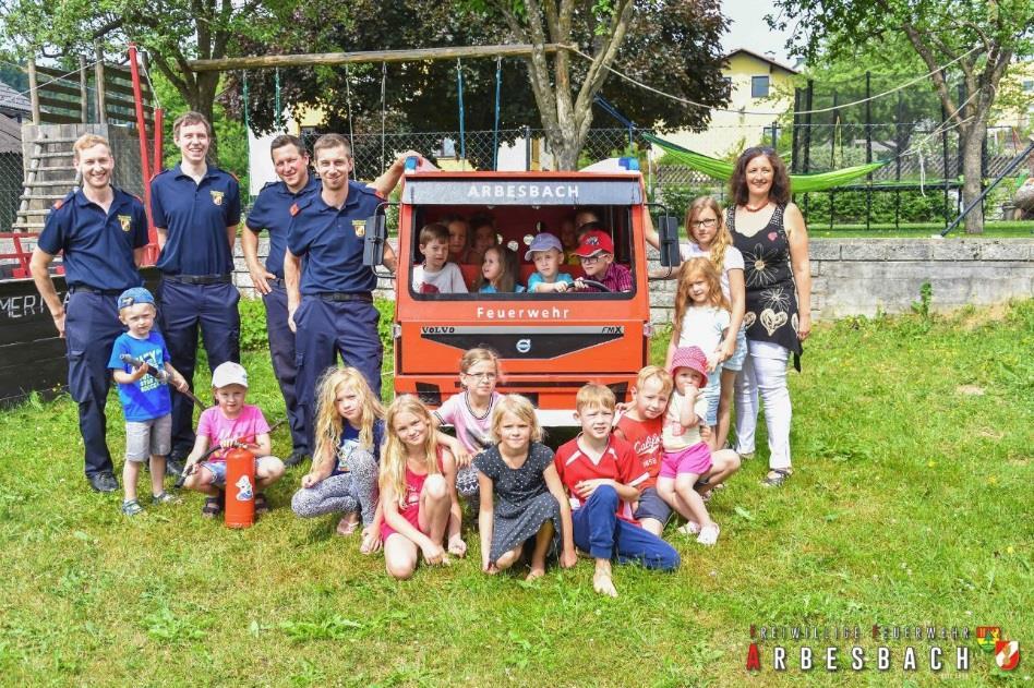 Spielzeugfeuerwehrauto für den Kindergarten Arbesbach Nachdem das alte Modell eines Feuerwehrautos nicht mehr für die Kinder bespielbar war, begab sich die Kindergartenleitung auf die Suche nach