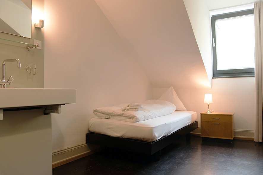 Jugendstil-Zweibett Zweibettzimmer mit Lavabo/Etagenbad CHF 70 80 pro Person/Nacht