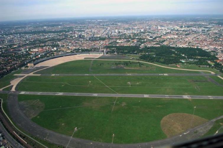 Die leere Mitte von Berlin: Wir schenken der Welt das Tempelhofer Feld, sind dankbar für unsere Freiheit und stehen denen bei, die jetzt unsere Hilfe brauchen Klaus Wowereit 2003 zu Reuters Rede: