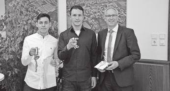 (v.l.n.r.) Manual Prozer, Marc Jurczyk und Bürgermeister Erwin Heller freuen sich über die Silbermedaille.