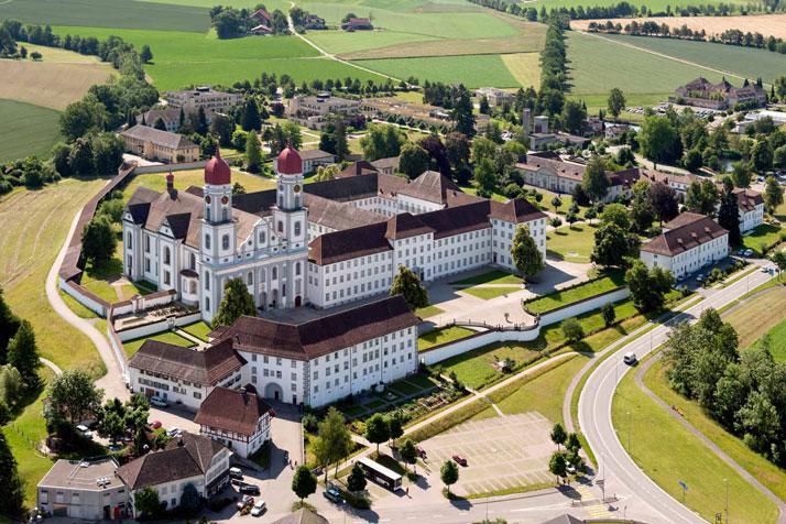 Urban im Mittelland mit dem Wallfahrtsort Luthern Bad am Fusse des Napfs. Vorerst entlang von Hügeln steigt der Weg ab Zell nach Luthern und zum Wallfahrtsort Luthern Bad.