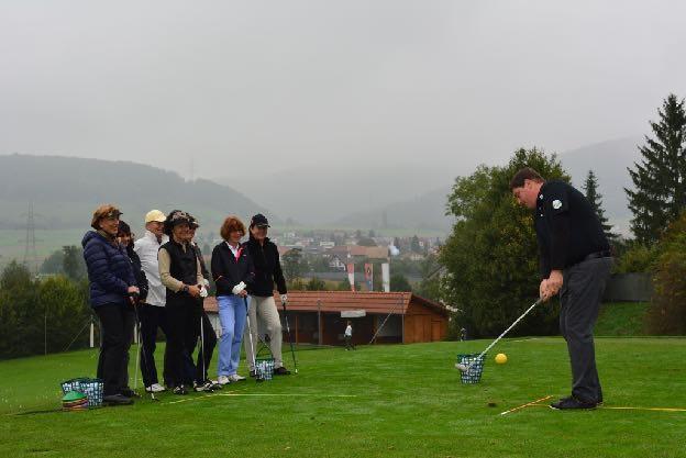 Experten-Workshops mit Russell Unterricht Profi-Putting: In diesem Kurs arbeiten wir an deiner Ausrichtung, der Schwunglänge, Geschwindigkeitskontrolle und dem Lesen von Grüns.