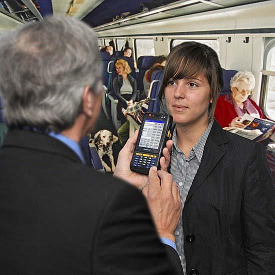 6 Bild 02: Reisende geben gerne Auskunft (Bild: PRO ORGA) Bei der mobilen Datenerfassung können künftig auch elektronische Fahrtausweise via RFID gelesen