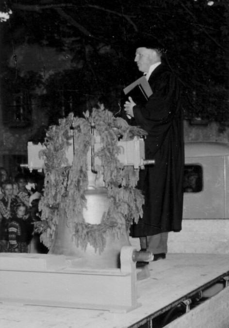 Dieses Bild zeigt Pfarrer Dr. Martin Hofmann während der Glockenweihe der Glocke IV am 10. Juni 1956. Pfarrer Dr. Karl-Martin Hofmann schreibt 1956 in der Pfarrchronik: Am 10.