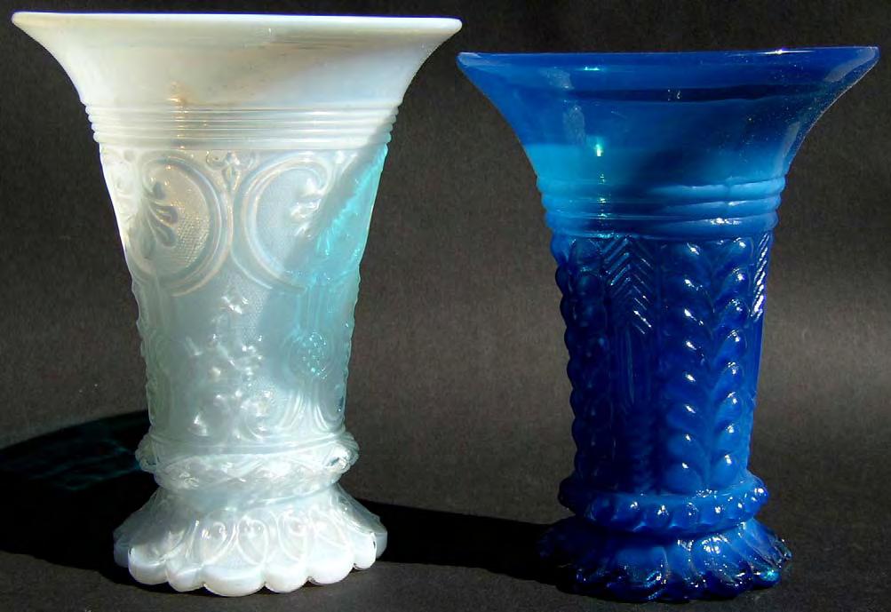 Abb. 2008-3/095 Jasmin-Vase mit Palmetten und Ranken, Grund Sablée beide auf dem Boden runde Scheibe mit roh belassenem Abriss, Fuß mit