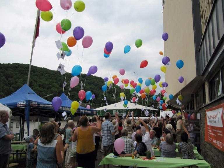 Seite 17 VIELE BESUCHER NAHMEN AM LUFTBALLONWETTBEWERB TEIL Sieger des Luftballonwettbewerbes wurden ermittelt Eines der Highlights beim Pfarrfest in Niederbreitbach an Fronleichnam dieses Jahres war