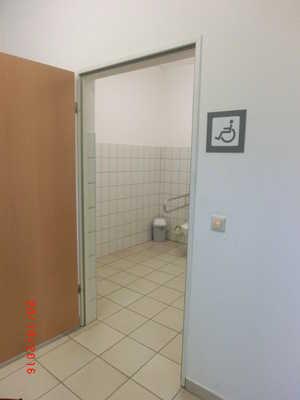 Tür zum Behinderten-WC WC innen Tür 90 cm breit zum Wickelraum Wickeltisch in 85 cm Höhe und 175x185 cm