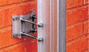 Befestigung mit zusätzlichem Wandhalter für 25 mm festen Wandabstand. Wandhalter sind angepasst an verschiedene Fassaden erhältlich (auf Anfrage). 3.