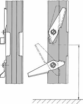 Eingehakt in den Fallschutzläufer rastet der Benutzer das obere Teilstück der Leiter aus und schwenkt es um den am feststehenden Leiterteil angebrachten Drehpunkt.