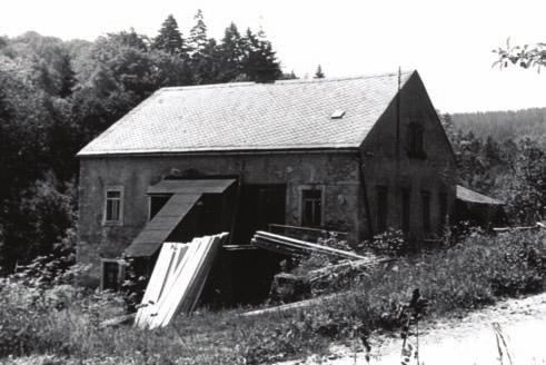 Abb. 2.13: Die Meiselmühle in Betrieb um 1950. Foto: Archiv Oelsen. Abb. 2.14: Die Ruine der Meiselmühle im Jahre 2001.