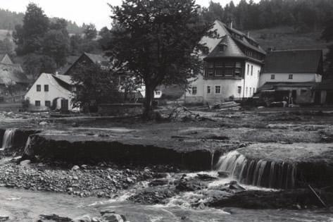 2.16: Das Hammergut (in der Mitte das Haus von Stötzner) nach dem Hochwasser 1927. Foto: Landesverein Sächs. Heimatschutz [13].
