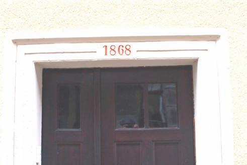 1963 mietete der VEB Talsperrenbau Weimar die Sägemühle, um Abb. 2.46: Die Jahreszahl 1868 über dem Eingang zum Wohnhaus. Abb. 2.47: Das Signum M. B.