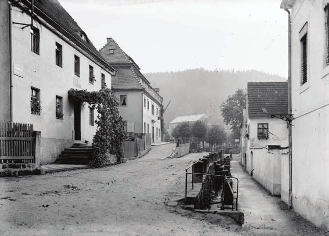 Von ihr ist noch das Wohngebäude erhalten. Abb. 2.74: Die Zerstörungen im Bereich der Ehrlichmühle (im Hintergrund) nach dem Hochwasser 1927. Abb. 2.75: Die Gebäude der Ehrlichmühle 2001.