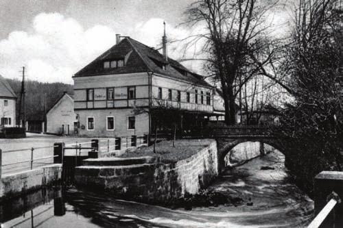 Alte Mühlen an der Gottleuba Seite 36 A+ S. FISCHER Abb. 2.86: Das Alte Sächsische Haus an dem Standort links der Gottleuba mit dem Wehr für den Mühlgraben der dahinter liegenden Mühle um 1920.