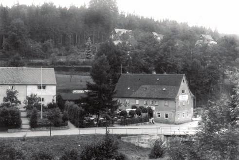 Alte Mühlen an der Gottleuba Seite 38 A+ S. FISCHER Abb. 2.94: Die Gaststätte 1938. Abb. 2.95: Gaststättenbetrieb 1938.