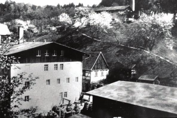 1575 war Nicoll Velden der Eigentümer. Die Mühle wurde im Dreißigjährigen Kriege völlig zerstört und 1643 vom Rittergutsbesitzer Siegmund von Liebenau ersteigert.
