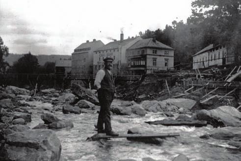 Nach 1897 errichtete Herr Hering die Schneidemühle über der Straße mit Elektroantrieb neu (Abb. 2.111). 1927 wurde auch die Mahlmühle an der Gottleuba völlig zerstört (Abb. 2.110).