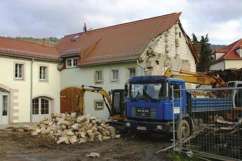 Alte Mühlen an der Gottleuba Seite 48 A+ S. FISCHER 2007 wurde die Neundorfer Mühle abgerissen, um die Gebäude durch den Verein Lebenshilfe e. V. neu aufbauen zu können. Abb. 2.134: Abriss der Neundorfer Mühle im November 2007.