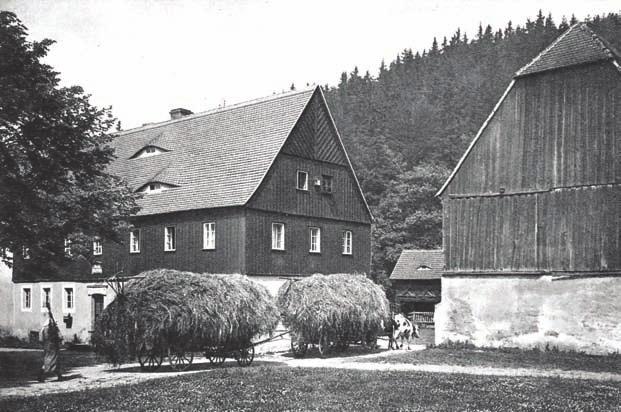 Der Mordgrundbach entspringt bei dem böhmischen Dorf Krásný Les (Schönwald), nimmt an der Grenze zwischen der Bundesrepublik und der Tschechischen Republik den Hranicni potok (Grenzbach) auf, windet