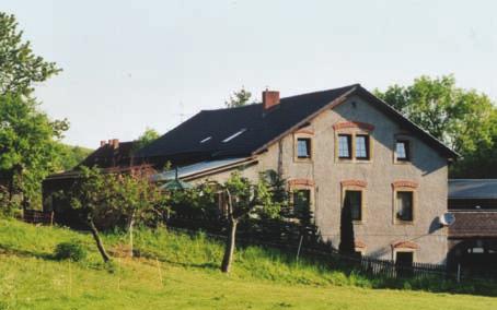 8: Das Gebäude der Bornmühle in Borna 2006. Es ist das weiße Gebäude hinten auf dem historischen Foto. Die Radkammer liegt an der hinteren Seite des Gebäudes. E 5: Reibigmühle Friedrichswalde Abb. 4.