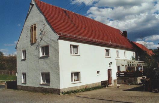 Vor der Mühle ist der Läuferstein eingemauert (Abb. 4.14) und der Unterstein ist eine Tischplatte. Heute dient die Mühle der Familie Reibig als Wohnhaus. Abb. 4.12: Brottüte von 1940. Samml.