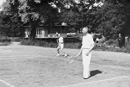 Trotz alledem blieb selbst nachdem die Nationalsozialisten begonnen hatten, fast gegen die ganze Welt Krieg zu führen, der Sportbetrieb beim THC noch in gewissem Umfang in Gange.
