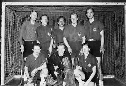 1960 bis 1969 1961 schaffte die 1. Hockey-Herren den Aufstieg in die Hallenoberliga. Bild Mitte und rechts: Ein Jahr zuvor spielte das Team bei einem Turnier in Scarborough/England.