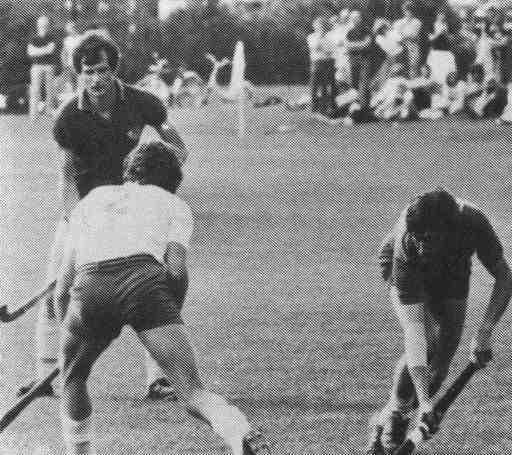 1980 bis 1989 1980 - Daniel Nagel-Heyer (l.) und Klaus Friemel freuen sich über ein in Teamwork erzieltes Tor gegen Hannover 78. S.45, Bild links: Vorher ein gekonnter Doppelpass zwischen D.