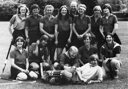 Teams waren viel auf Reisen: 1981 tummelte sich die weibliche Hockey- Jugend zu Ostern in Krimpen/Holland und die»reisemannschaft«der Hockey-Herren nahm 1980 an einem Einladungsturnier des
