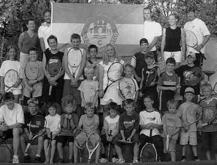 Bild unten rechts: Finnische Tennis-Gäste mit ihren deutschen Gastgeber- Kindern 2003 Bild unten links: Die Hockey-Knaben C1 im Jahr 2004.