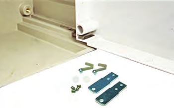 5 UFCP1081 UHS, Scharnierstütze Beschreibung: Flache Frontabdeckplatte zum Schutz der eingebauten Armaturen. Material: Polyester.