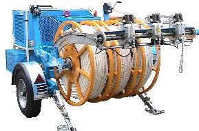 Die Rollen werden von einem Hydraulikmotor angetrieben und ermöglichen die Rückgewinnung von Leitungen (in Funktion der Winde) und ihre Freigabe (in Funktion der Bremse).
