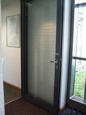Glastür auf dem Weg zu Zimmer 404 Glastüren sind nicht mit Sicherheitsmarkierungen gekennzeichnet.