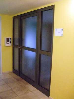 Die Tür bzw. der Türrahmen ist nicht visuell kontrastreich zur Umgebung abgesetzt.
