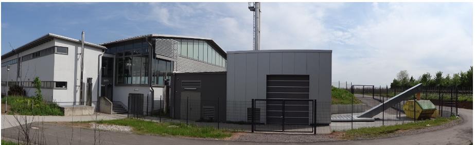 Biomassevariante II Holzhackschnitzel-Heizwerk mit Nahwärmenetz Anlagenbeispiel Bioenergie Maikammer Heizzentrale mit Holzhackschnitzelkessel (850 kw) und zwei