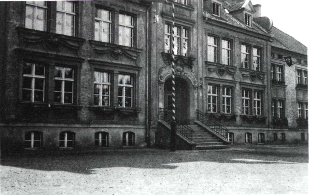 Die Vorderansicht der Tilsit-Preußener Schule im Juli 1937.