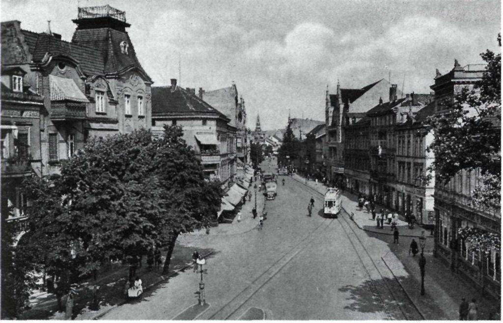 Tilsit 1938. Blick vom Hohen Tor in Tilsit's einstige Hauptgeschäftsstraße, die Hohe Straße. Rechts u. a.