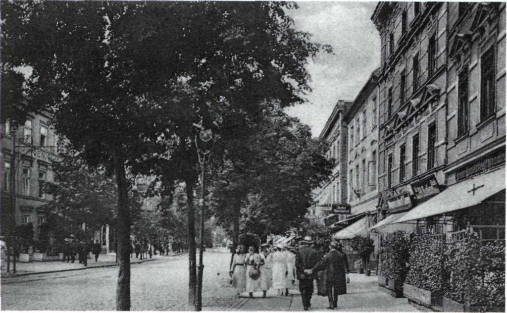 Links die Kreissparkasse Tilsit-Ragnit. Foto: Buno Scholz Ein Sonntag in den zwanziger Jahren auf der Hohen Straße.