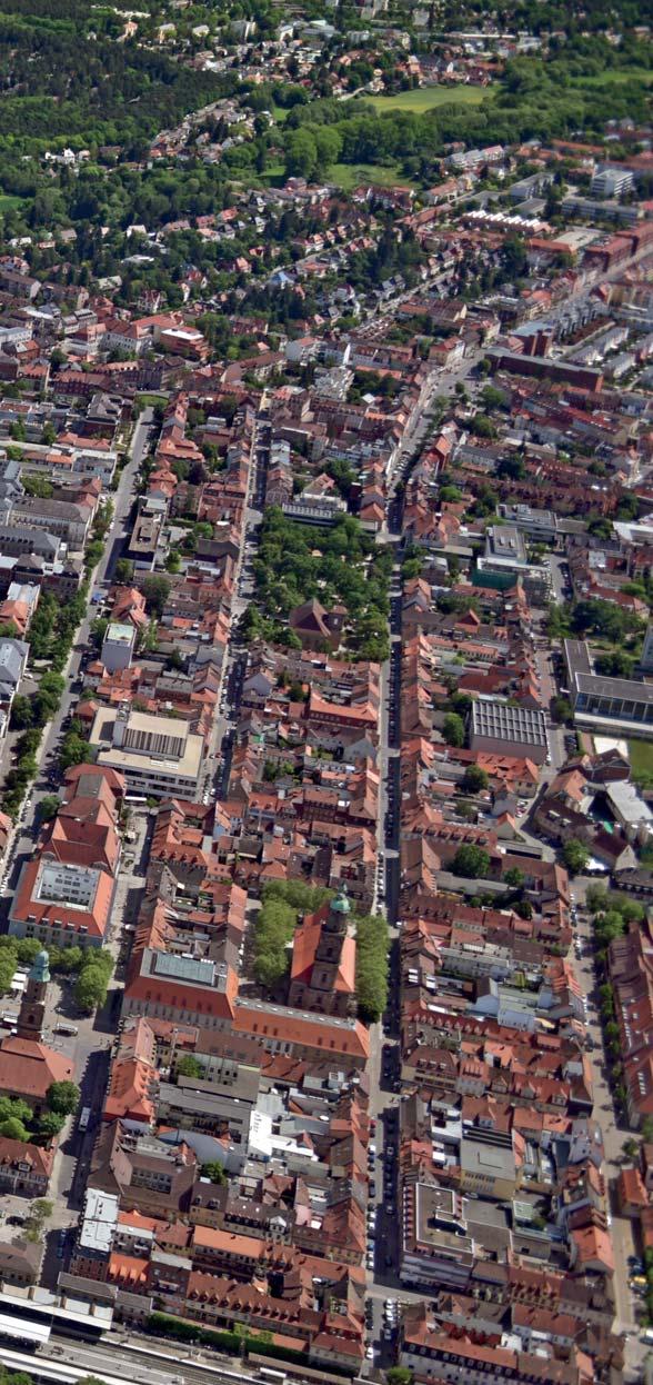 1. 2. KULTURZENTRUM E-WERK 3. MARKTPLATZ/SCHLOSSPLATZ ERLANGEN TOP-CITY-LAGE 4. SCHLOSS/ UNIVERSITÄTSVERWALTUNG Die 112.000-Einwohner-Stadt Erlan- Tradition als Fahrradstadt kennzeich- 5.