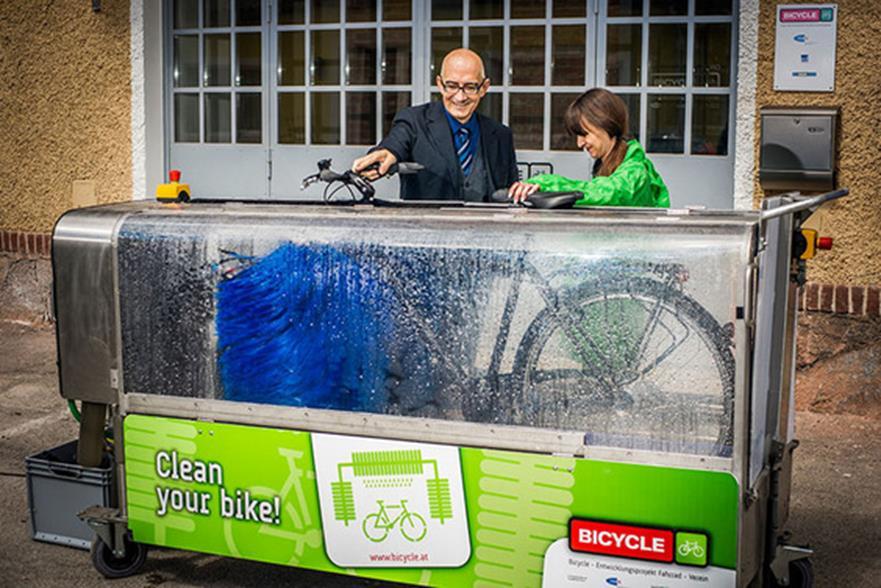 Mobile Fahrrad-Waschanlage Der Klimabündnis-Betrieb Bicycle bietet eine mobile Fahrrad- Waschanlage zur Vermietung an. Kosten: 295 für einen halben Tag; 590 für einen ganzen Tag.